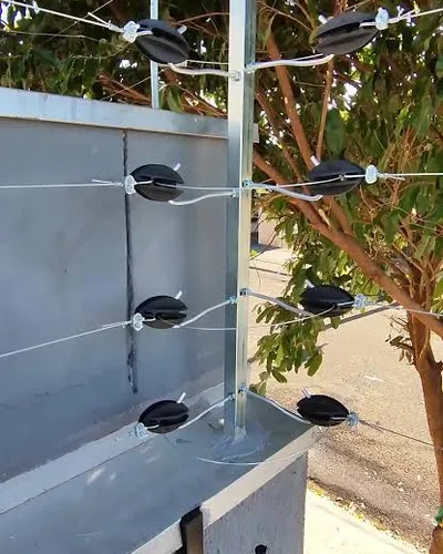 Cerca elétrica instalada em muro residencial